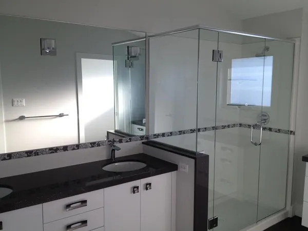 Type 212N3H frameless shower enclosure variant 2