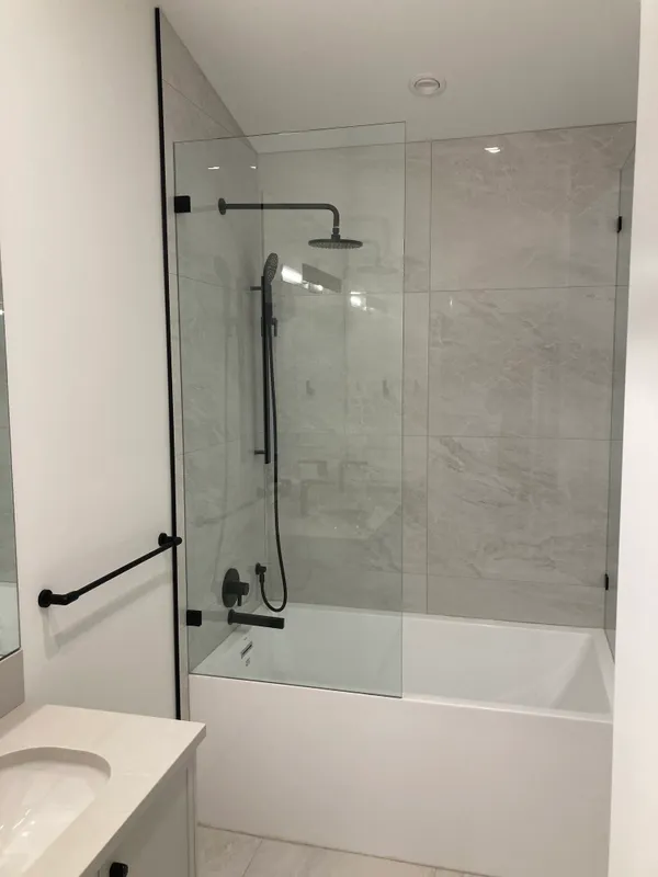 Custom glass bathtub panel
