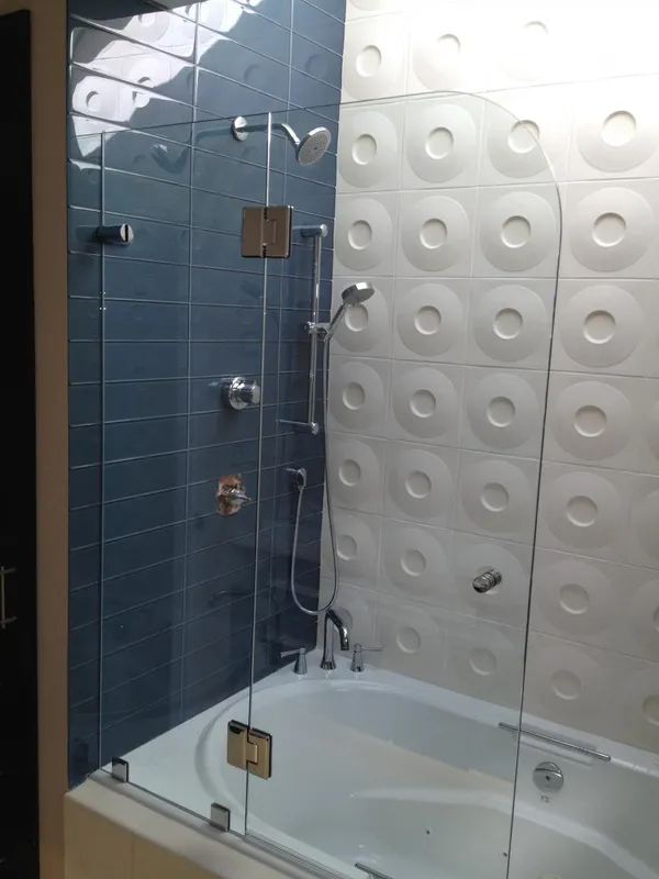 ES Radius frameless bathtub enclosure