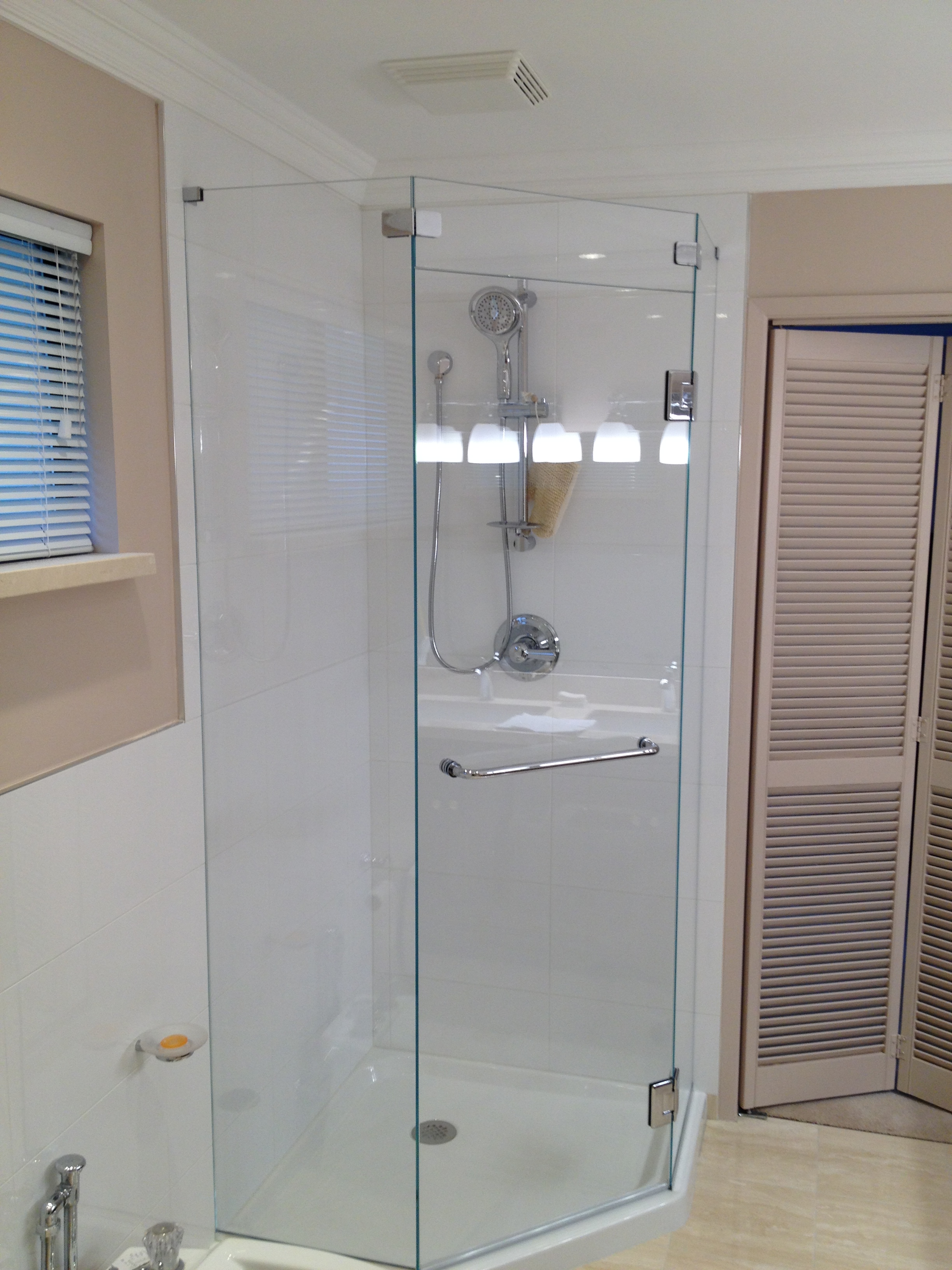 Type 414S frameless shower enclosure